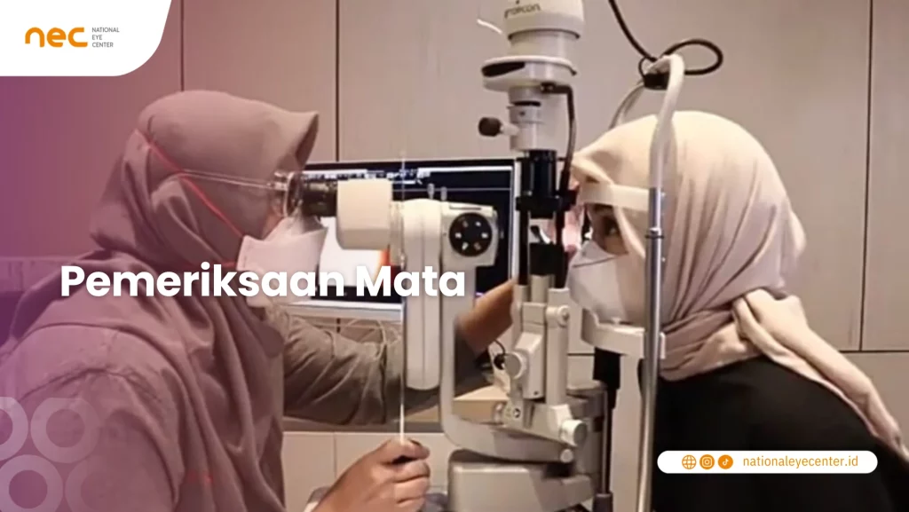 Dokter Ruchyta memeriksa mata Dianda di tempat lasik pilihannya 