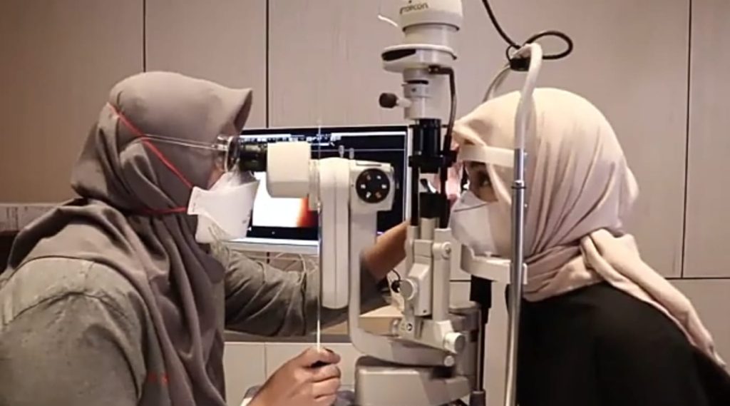 Dokter Ruchyta memeriksa mata Dianda di tempat lasik pilihannya 