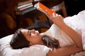 contoh membaca sambil tiduran