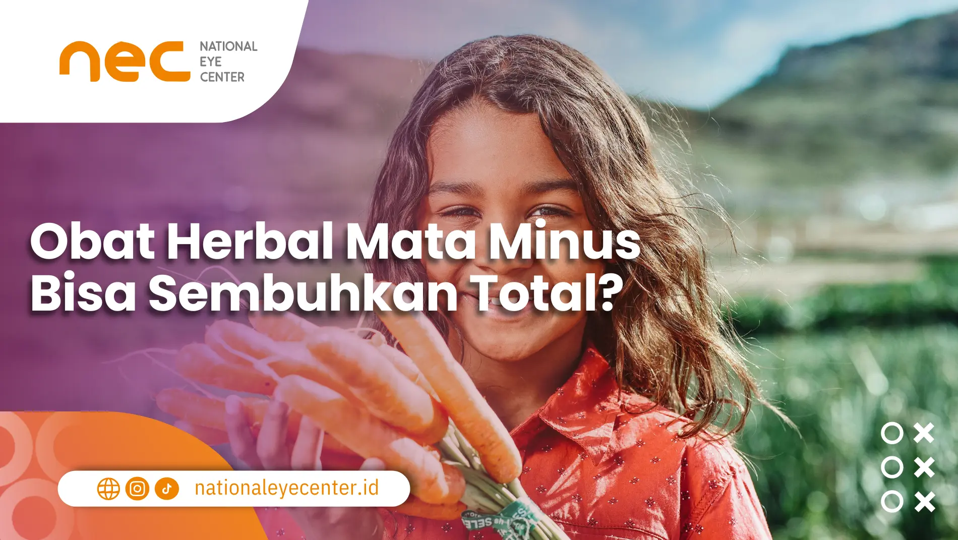 Seorang anak perempuan memegang wortel yang dipercaya merupakan salah satu obat herbal mata minus oleh masyarakat.