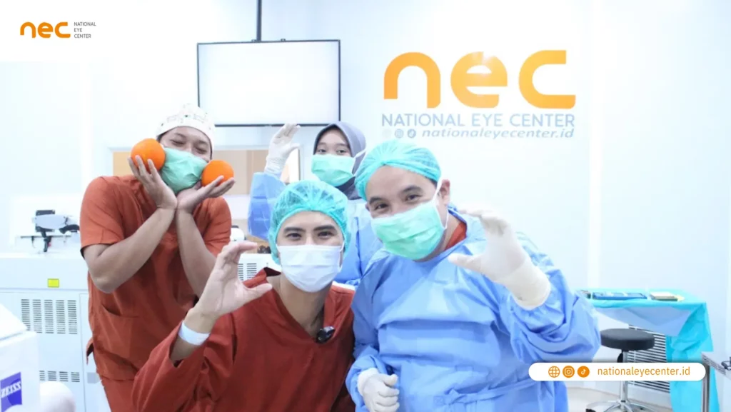 Kebersamaan Ricky Cuaca saat Berfoto Bersama dengan Staff NEC usai  Operasi Lasik Zeiss Smile di NEC