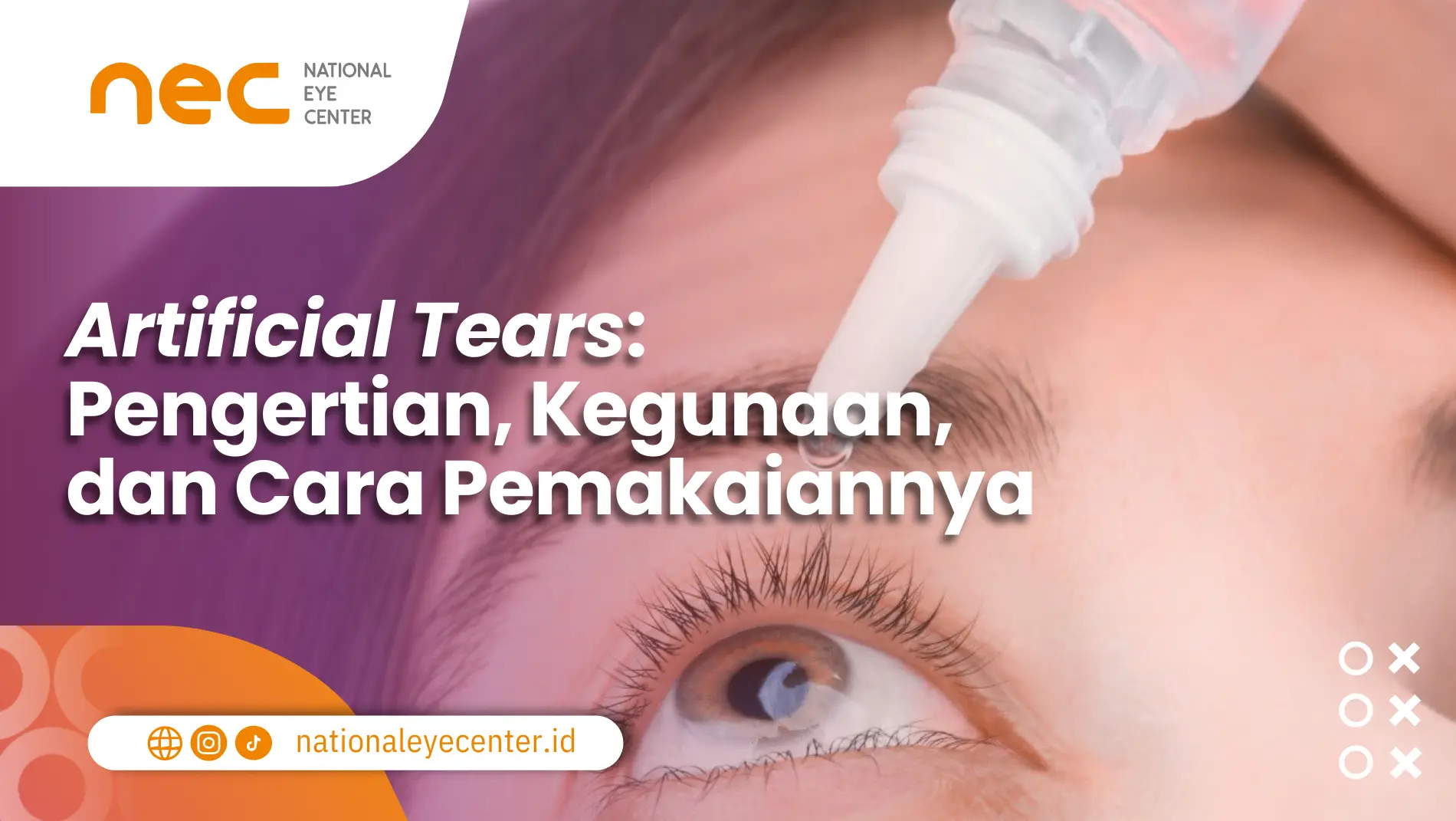 Seseorang sedang meneteskan artificial tears ke matanya.