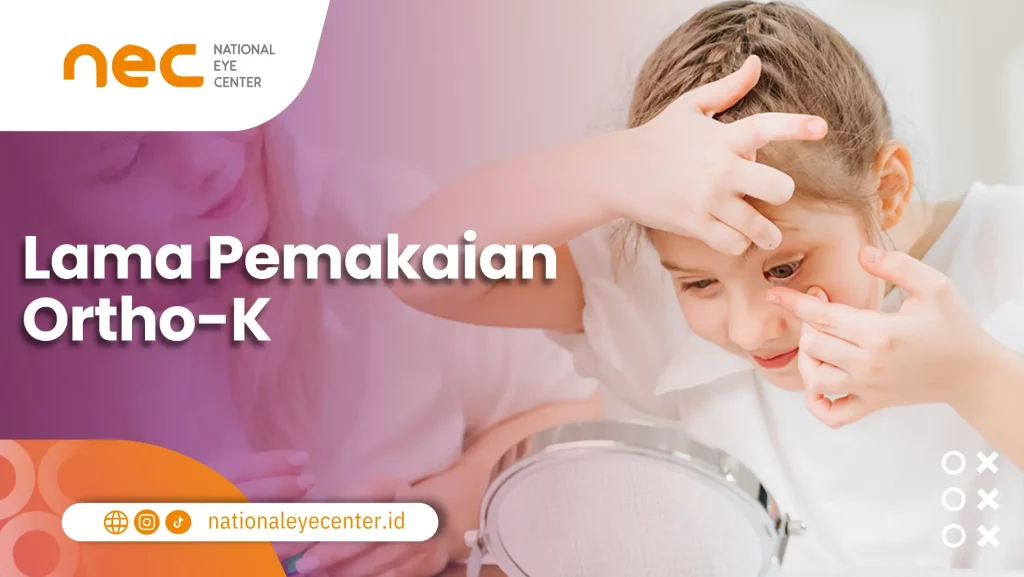 Ortho-K pada Anak: Seorang anak sedang menunjukkan penggunaan Ortho-K bersama orang tuanya.