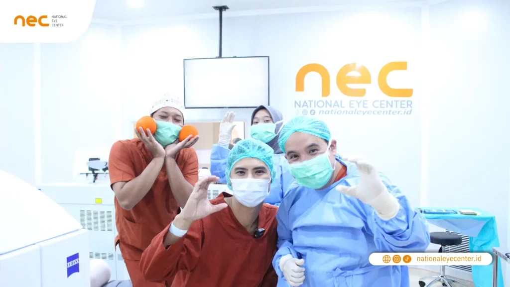 Ricky Cuaca Berfoto dengan dokter NEC