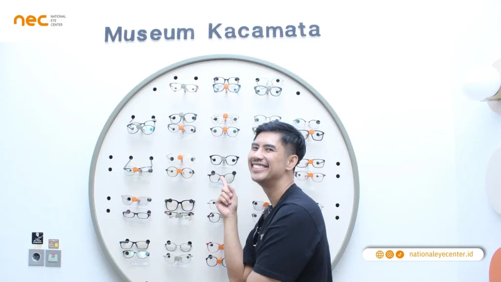 Ricky Cuaca sedang berfoto di depan museum kacamata di NEC